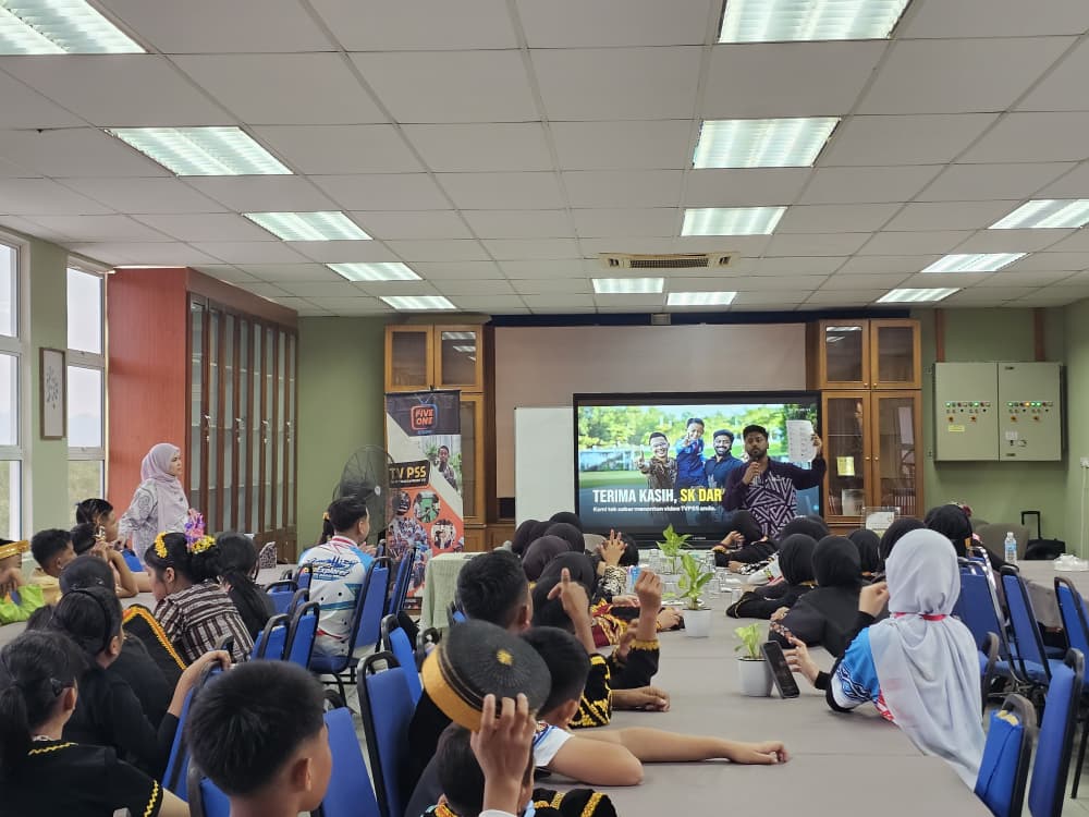 Mr Reyy talking about TVPSS to pupils from SK Darau in a meeting room